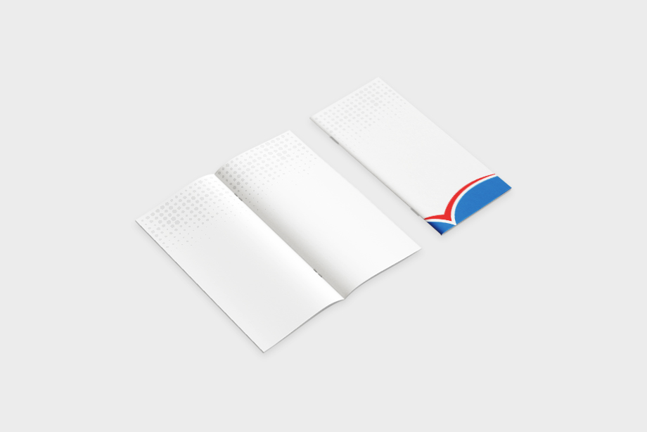 Broschüre mit Drahtheftung im DIN-Lang-Format – geöffnet und geschlossen dargestellt